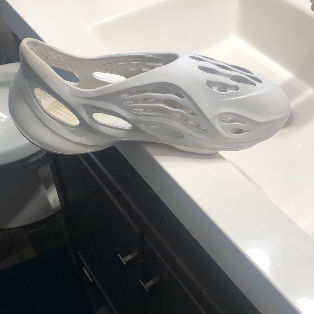 ADIDAS YEEZY RUBBER CROCS